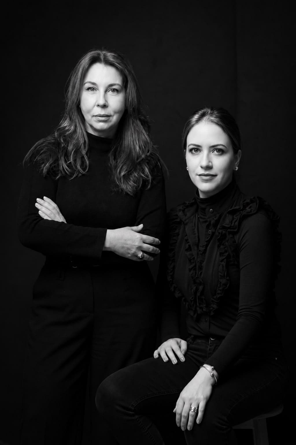 Cristiane Zanoelo à esquerda e Thaiana Filla à direita